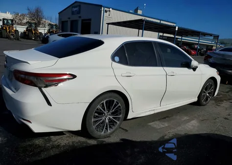 2018 Toyota Camry L z USA, uszkodzony, nr VIN JTNB11HK8J3037827